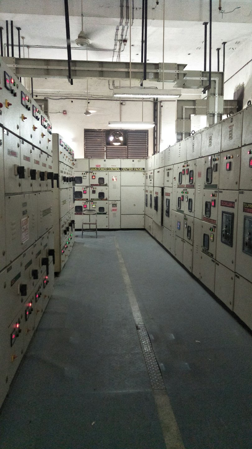Elektrik panoları ve ana güç merkezinin bulunduğu endüstriyel koridor.